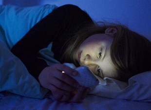 girl in bed with phone